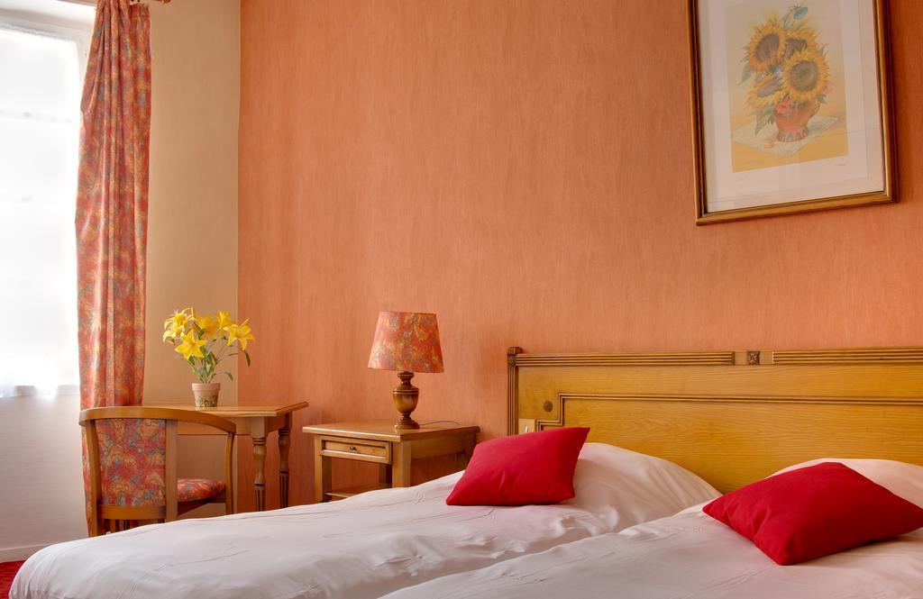 Logis Hotel-Restaurant Le Chene Vert Сен-Пурсен-сюр-Сьюль Экстерьер фото