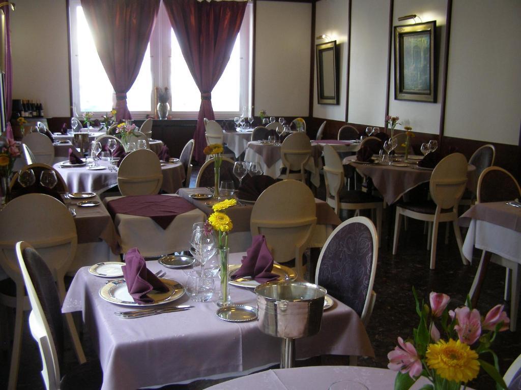 Logis Hotel-Restaurant Le Chene Vert Сен-Пурсен-сюр-Сьюль Экстерьер фото