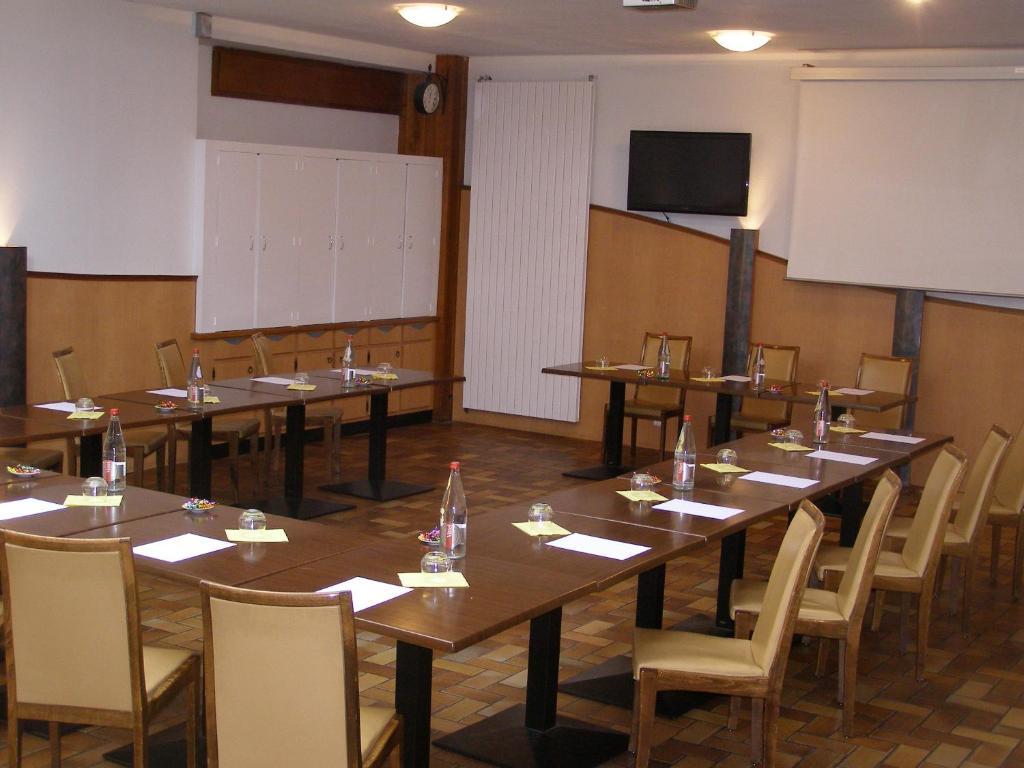 Logis Hotel-Restaurant Le Chene Vert Сен-Пурсен-сюр-Сьюль Экстерьер фото
