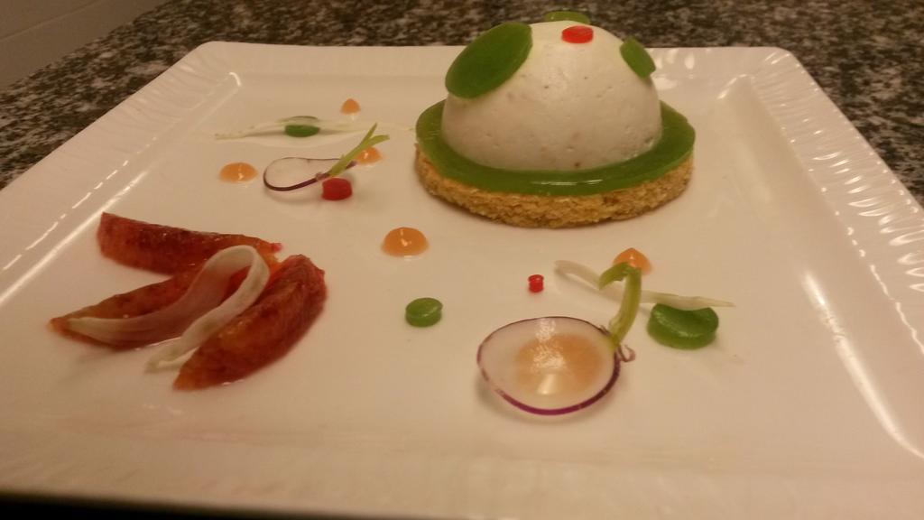 Logis Hotel-Restaurant Le Chene Vert Сен-Пурсен-сюр-Сьюль Экстерьер фото