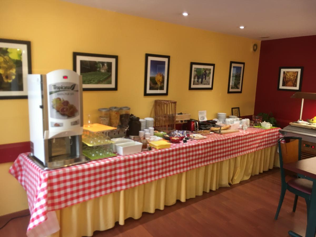 Logis Hotel-Restaurant Le Chene Vert Сен-Пурсен-сюр-Сьюль Экстерьер фото