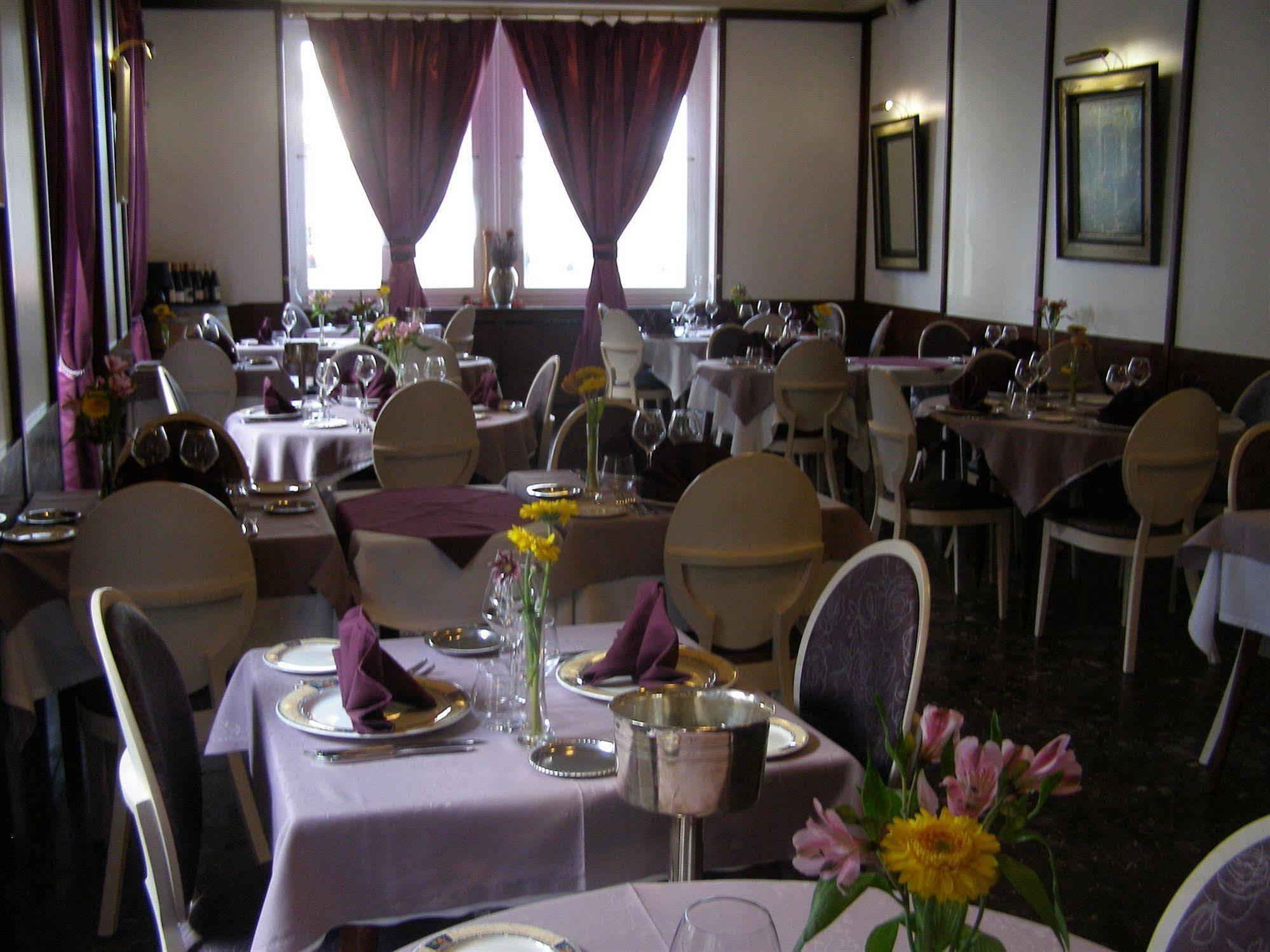 Logis Hotel-Restaurant Le Chene Vert Сен-Пурсен-сюр-Сьюль Экстерьер фото