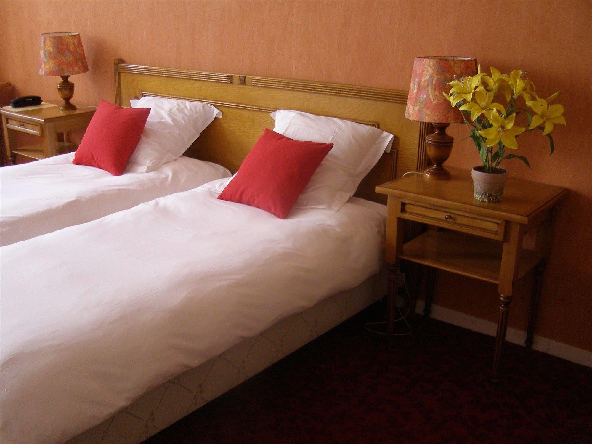 Logis Hotel-Restaurant Le Chene Vert Сен-Пурсен-сюр-Сьюль Экстерьер фото