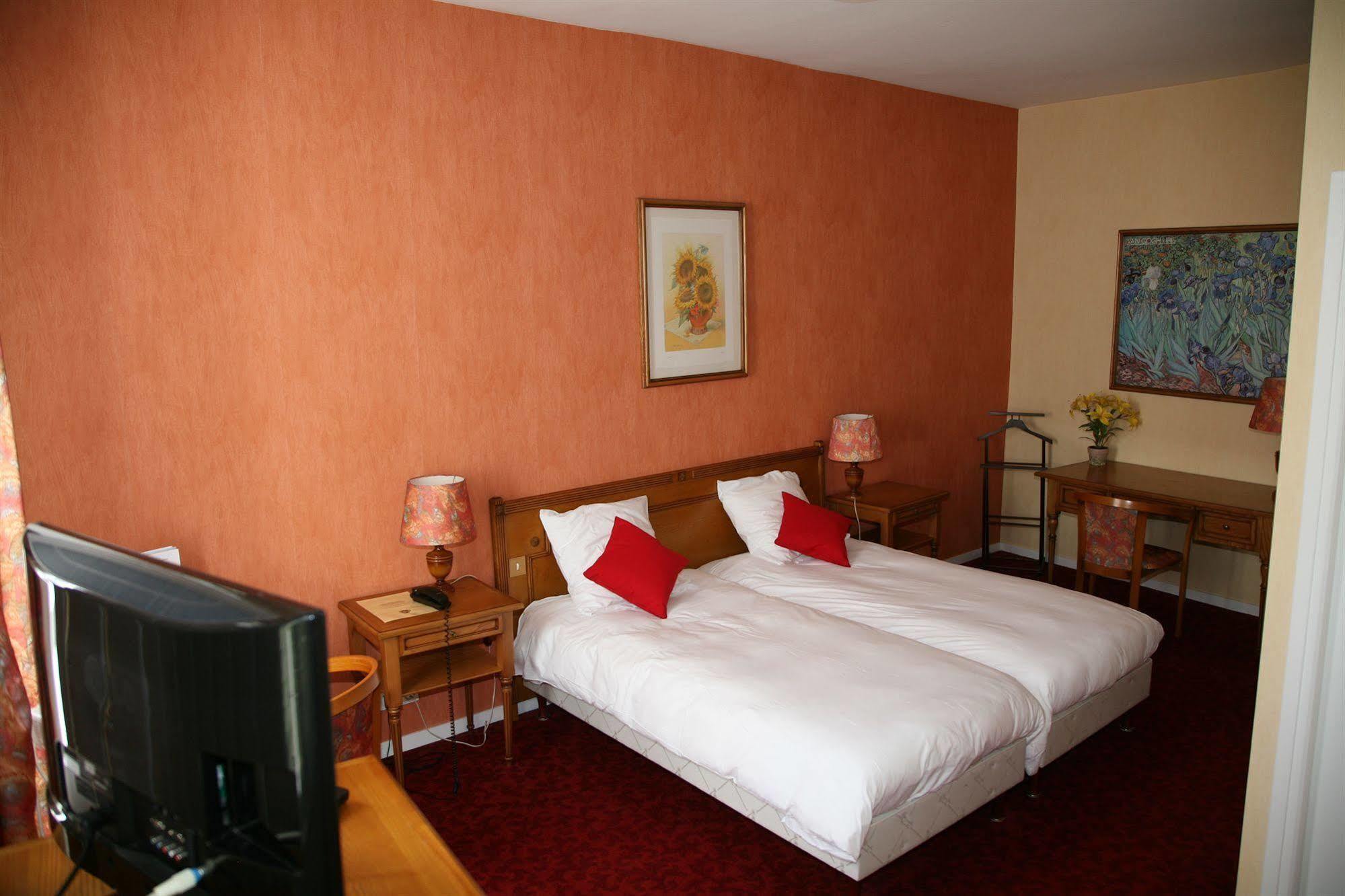 Logis Hotel-Restaurant Le Chene Vert Сен-Пурсен-сюр-Сьюль Экстерьер фото