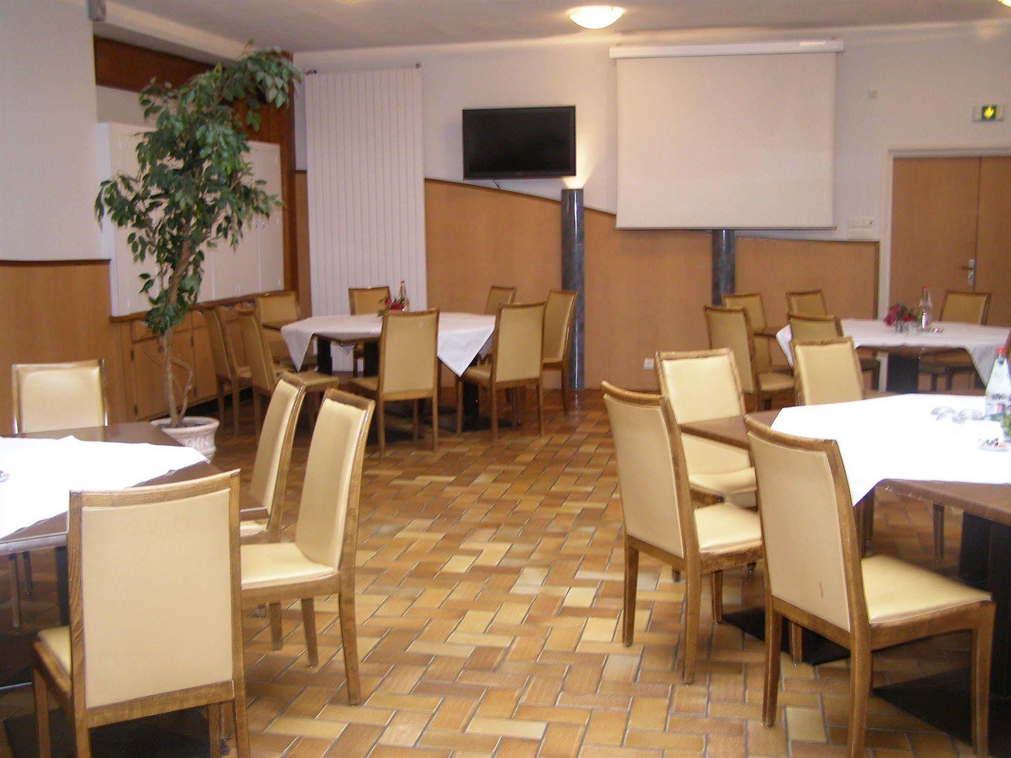 Logis Hotel-Restaurant Le Chene Vert Сен-Пурсен-сюр-Сьюль Экстерьер фото